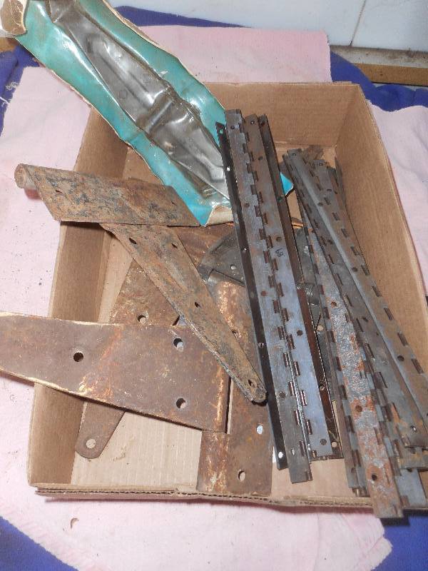 MULTIPLE SIZES OF HINGES