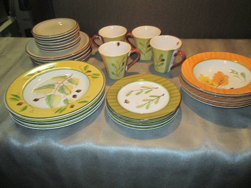Set of 4 Dinnerware plus other Dinn...