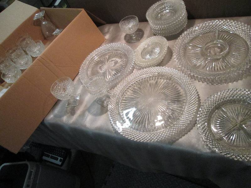 Large Lot of Vintage Diamond Cut Gl...