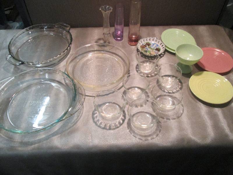 Vintage Pyrex Pie Plates & Bakeware...