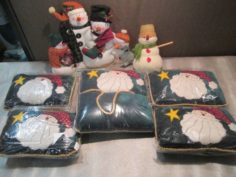 Snowmen Dcor and 5 Santa Pillows...