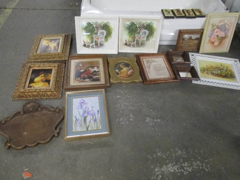 Large Lot of Wall Dcor & Art...