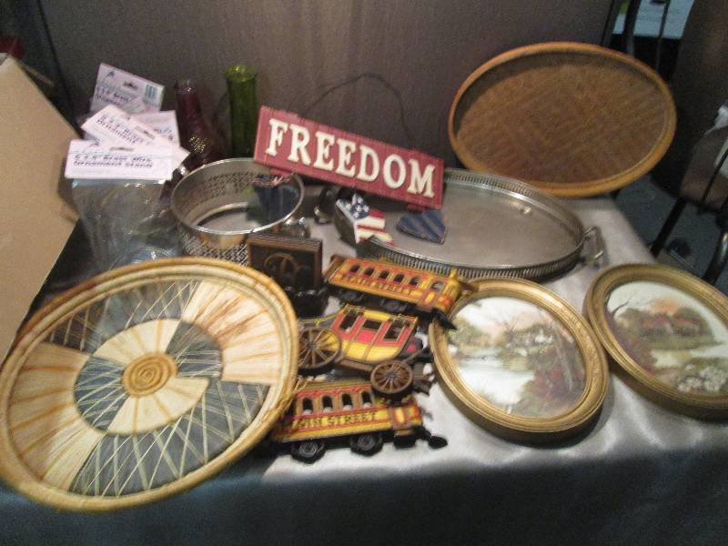 Assorted Dcor Items, Ornament Sta...