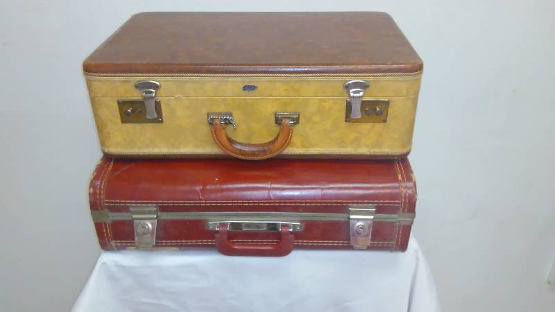 lot 7 image: Vintage Suitcases (2)