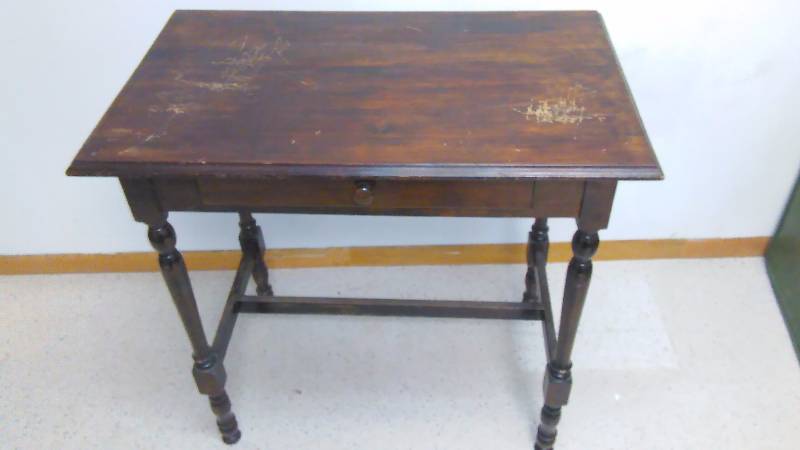 lot 9 image: Spindle Leg Wood Table  Desk with one drawer.
