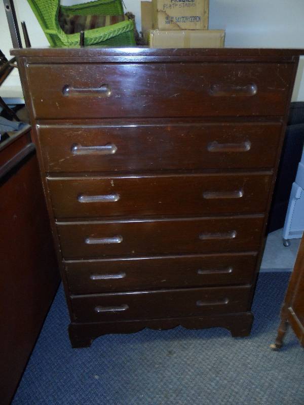 lot 13 image: 6 Drawer Wood Chest of Drawers