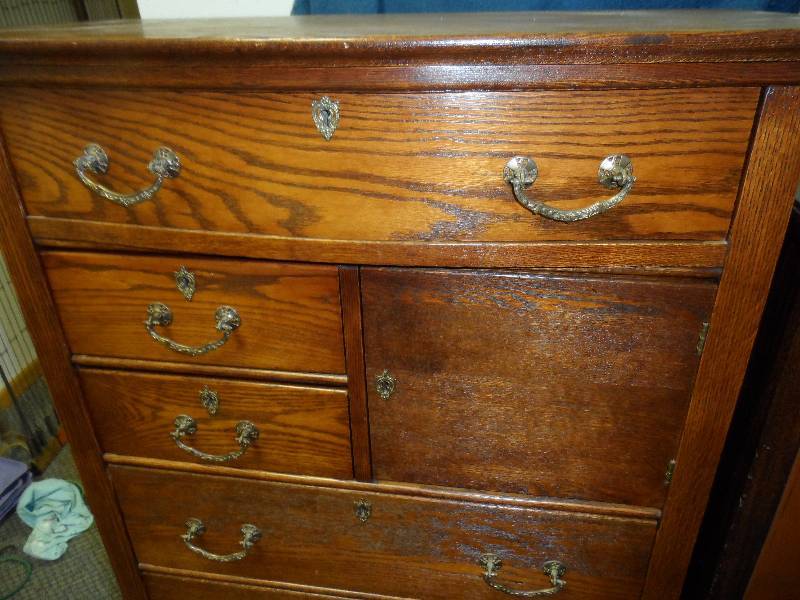 lot 19 image: Stunning 6 drawer 1 cabinet Wood Locking Chest of Drawer with key.