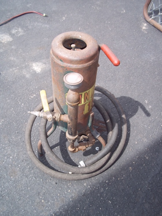 lot 6 image: Small Sandblaster