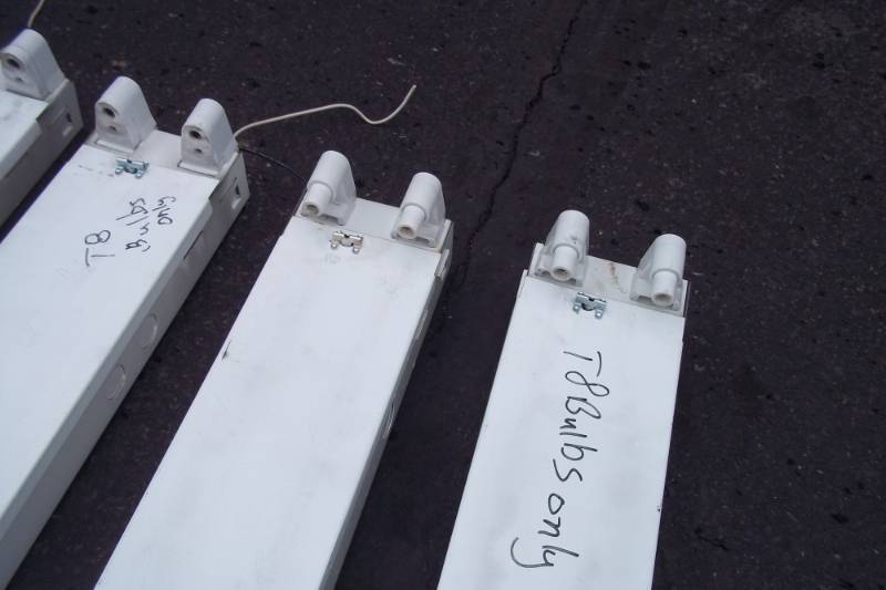 lot 206 image: 6 - 8 Florecent Light Fixtures for T8 Bulbs