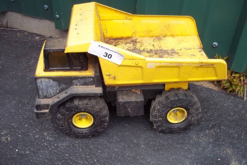 lot 30 image: Vintage Tonka dump truck for the collector