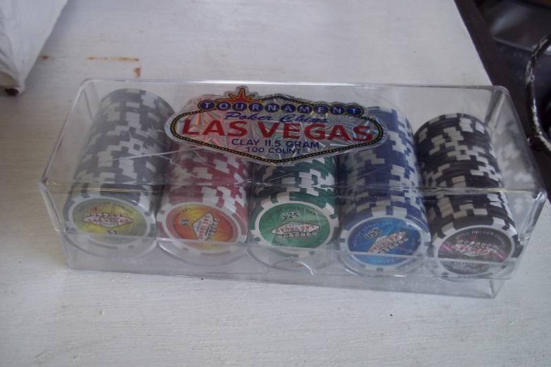 lot 31 image: Set of Las Vegas tournament poker chips, 11.5 grams.  99 piece set