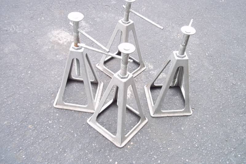 lot 32 image: Set of 4 camper jacks, 17 high extension