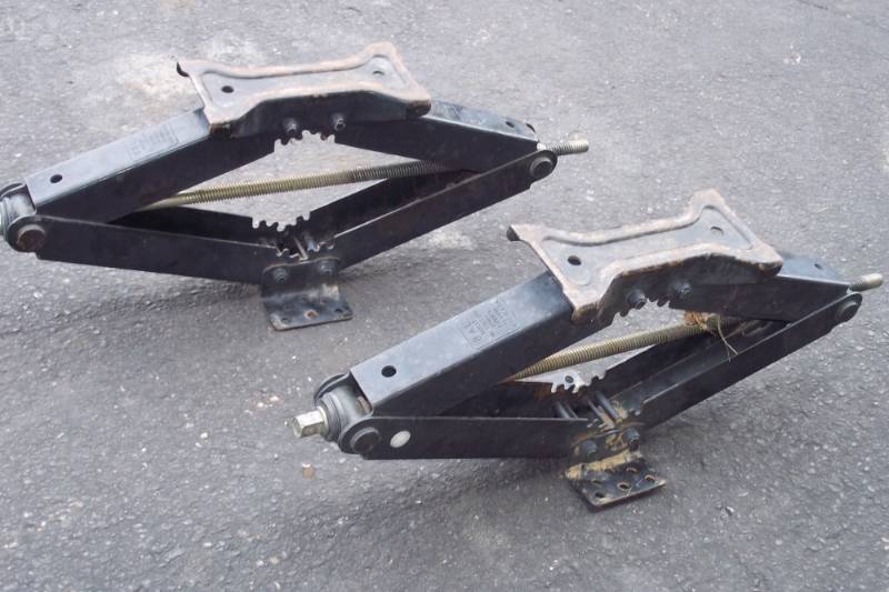 lot 33 image: Set of 2 camper scissor jacks, 5000# rating.  24 high extension