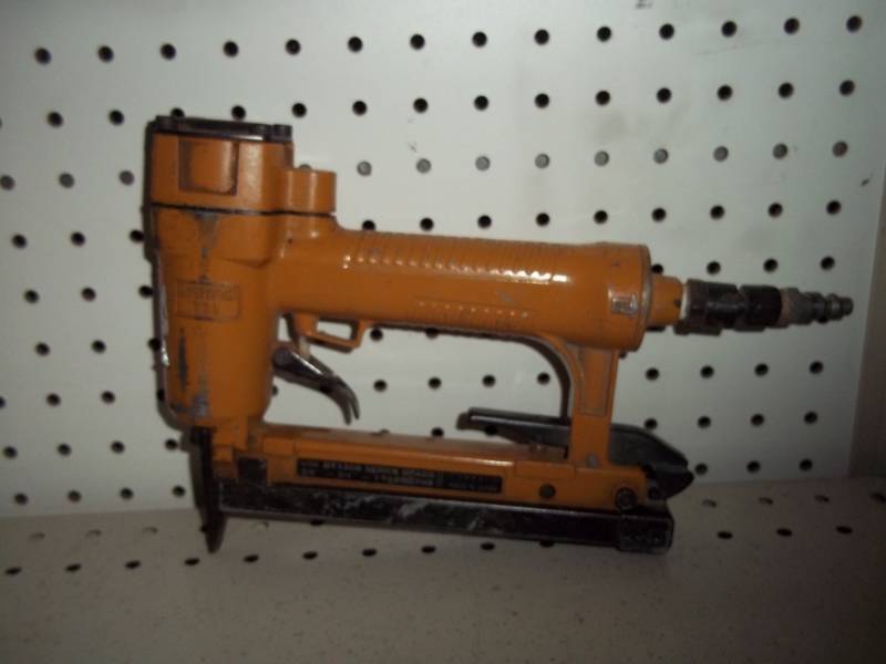 lot 43 image: Bostitch brad mailer,  shoots 58, 34 and 1.  Consignor states works