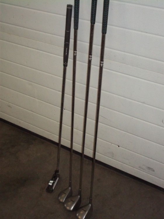 lot 45 image: Wilson golf club driver set and a putter.