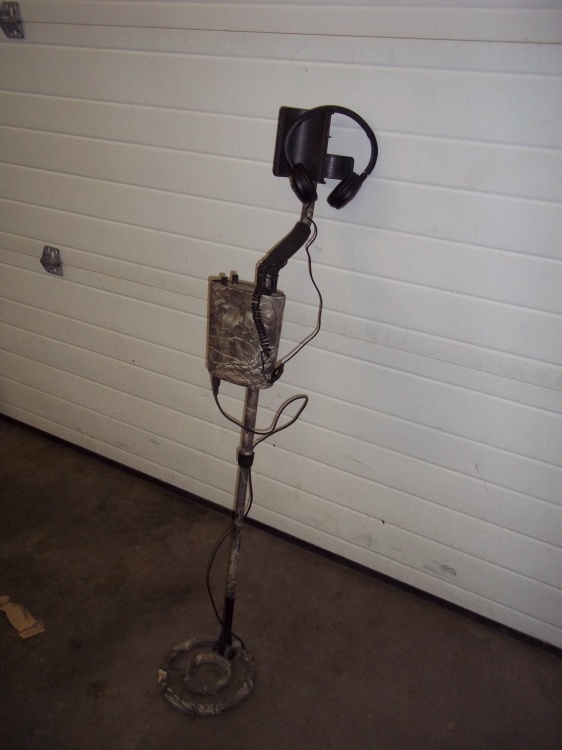 lot 47 image: Bounty Hunter Camo LS metal detector, new head phones, new batteries.  Consignor states works