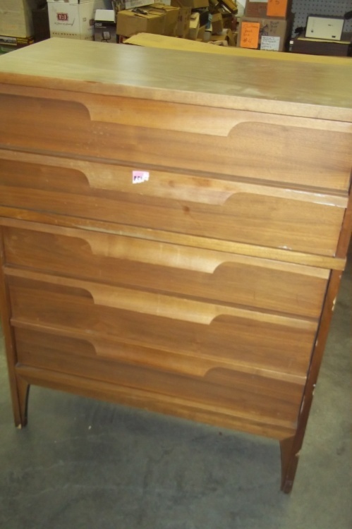 lot 131 image: 5 Drawer Dresser