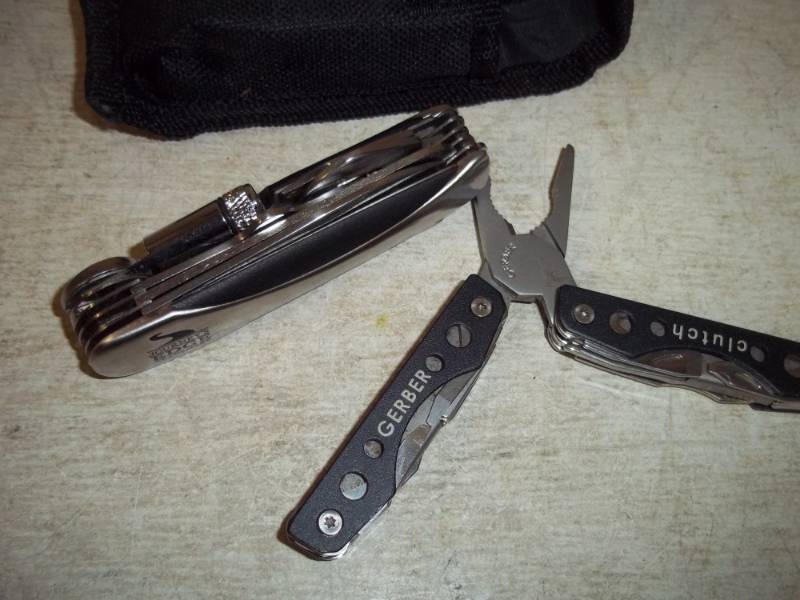 lot 199 image: Multi tool and Knife