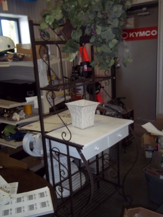 lot 210 image: Metal Dcor Table with shelves  27  x 66