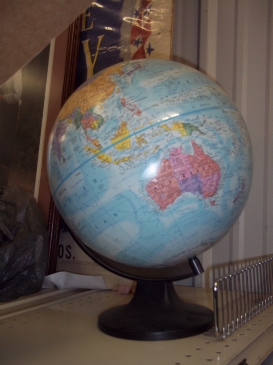 lot 215 image: Globe