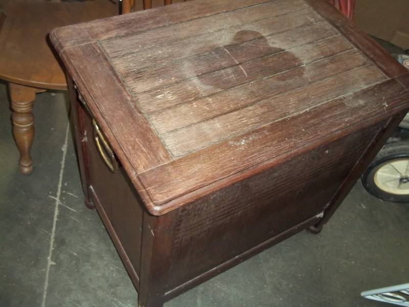 lot 216 image: Cooler with rugs and dcor 17 x 24 x 24