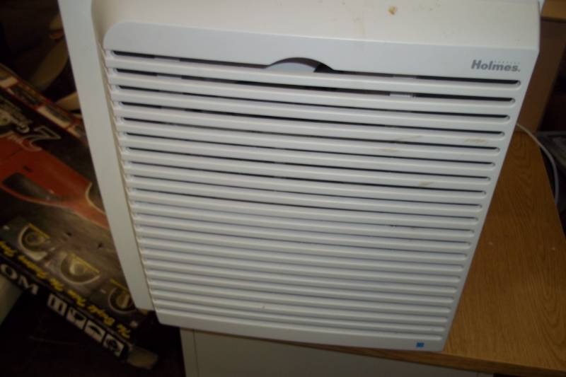 lot 219 image: Holmes Air Cleaner