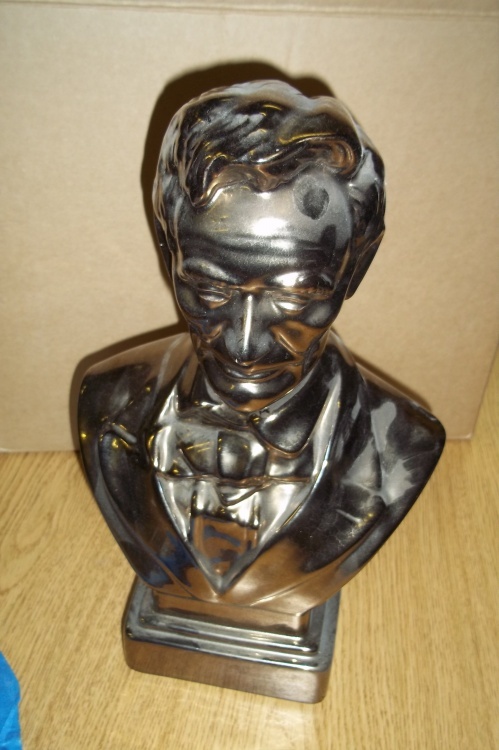 lot 220 image: Bust of Abraham Lincoln