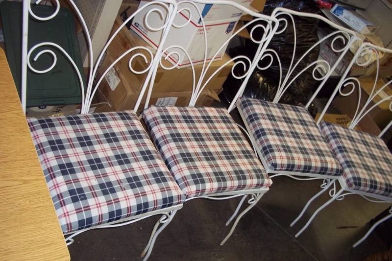 lot 222 image: 4 Metal Chairs with cushions