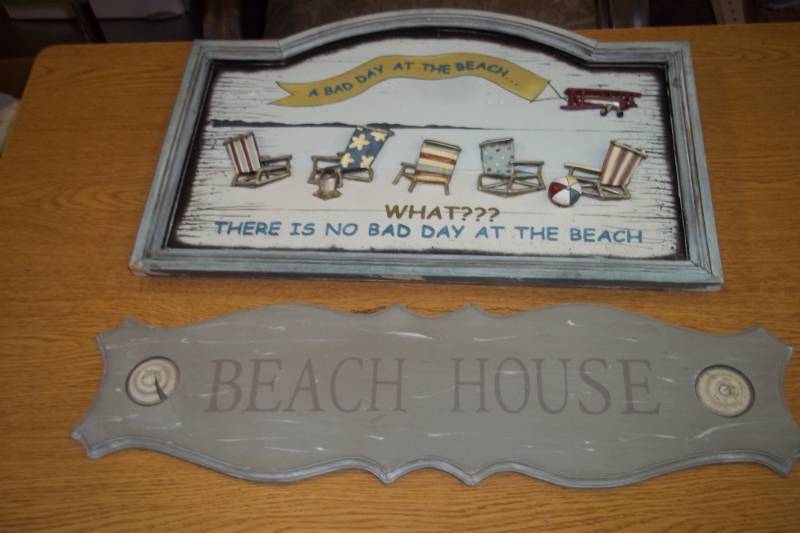 lot 224 image: Beach House Dcor