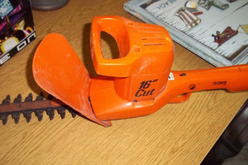 lot 231 image: 16 Electric Hedge trimmer