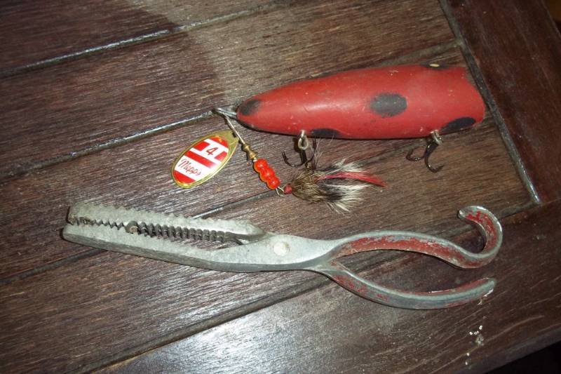 lot 236 image: Vintage Wood lure and Pliers