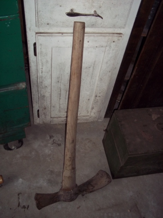 lot 14 image: Madack axe