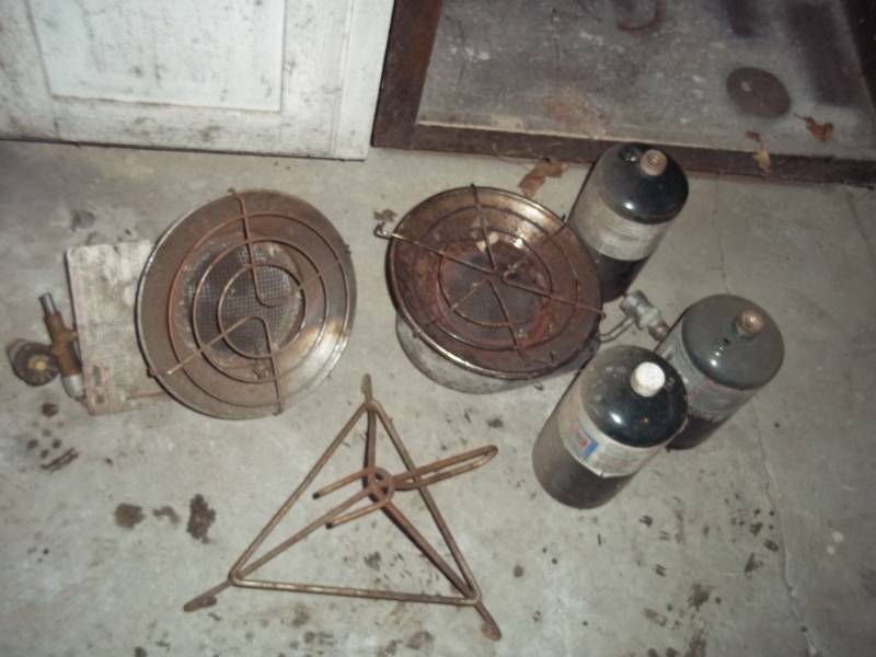lot 27 image: Lot of 2 Sunflower Heaters, stand and tanks