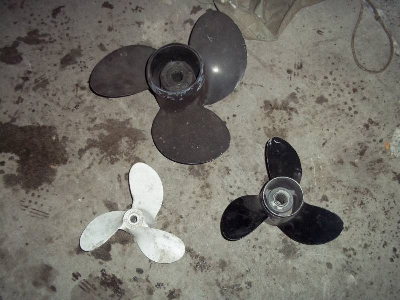 lot 35 image: Lot of 3 boat propellers