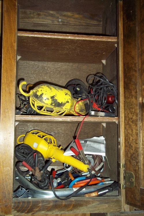 lot 40 image: 2 shelves of trouble lights both 110v and 12v