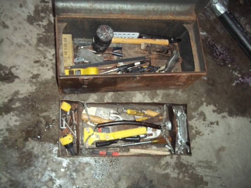 lot 45 image: Metal toolbox with assortment of tools