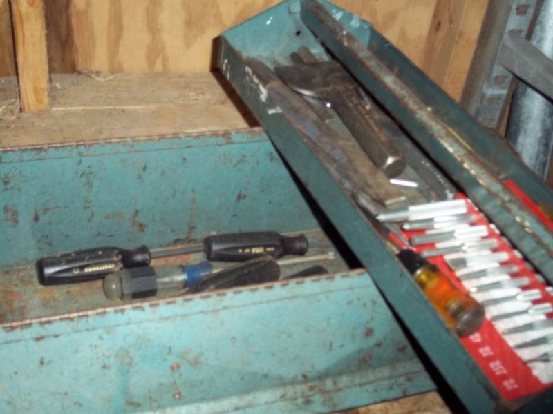 lot 51 image: Long Metal toolbox with assortment of tools
