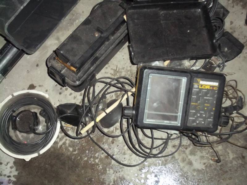 lot 53 image: Hummingbird portable fish finder with cables