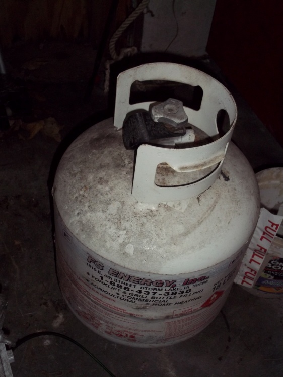 lot 71 image: 20 lb propane tank - feels full