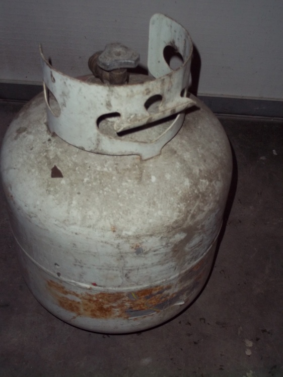 lot 72 image: 20 lb propane tank - feels empty