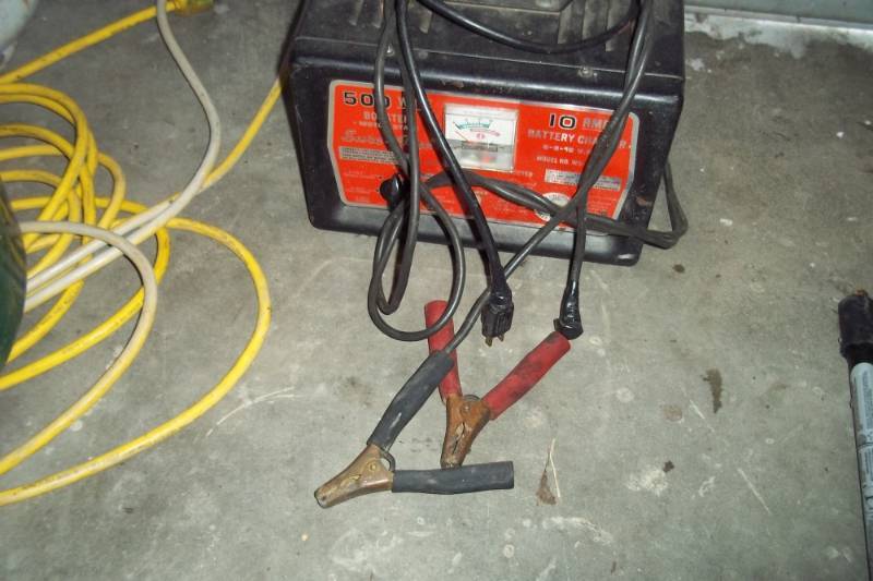 lot 83 image: 500 watt Booster Charger