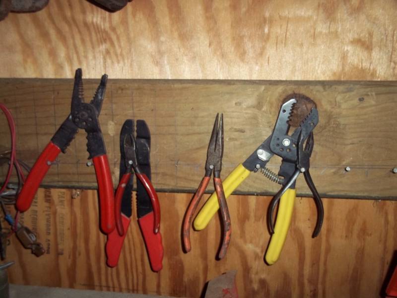 lot 98 image: Lot of pliers