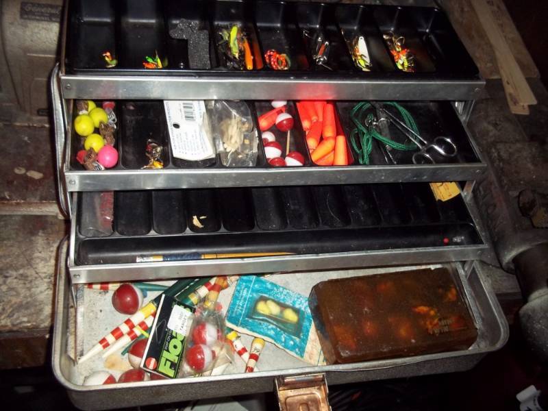 lot 106 image: Vintage tackle box with tackle