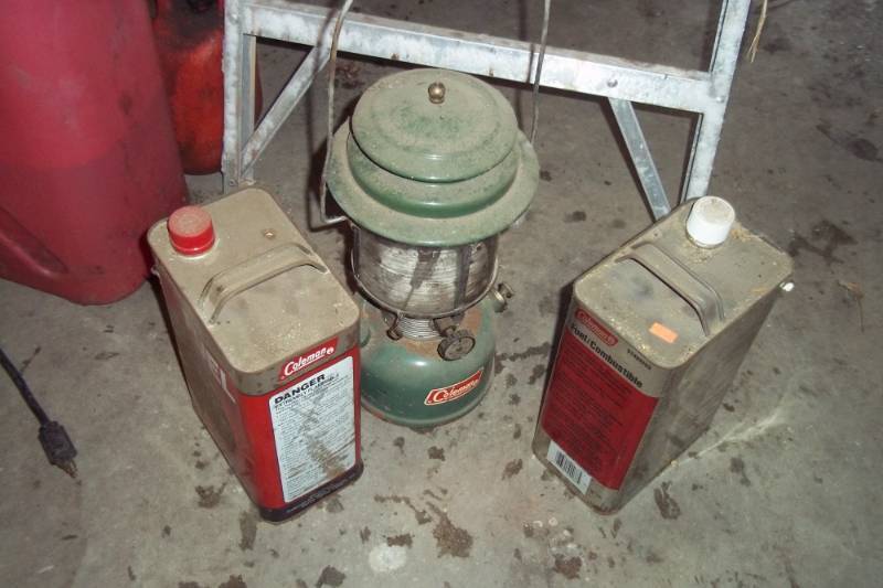 lot 115 image: Gas lantern with 2 fuel cans