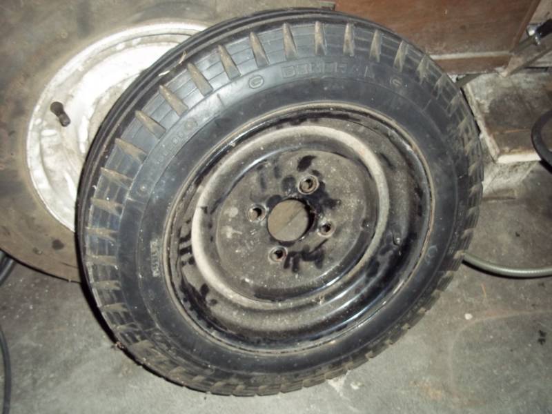 lot 118 image: Trailer tire wrim 4.804.00-12