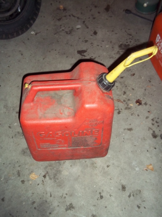 lot 130 image: Gas can 6 gal