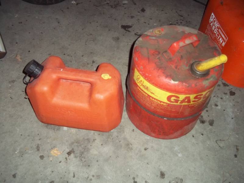 lot 131 image: Lot of 2 gas cans