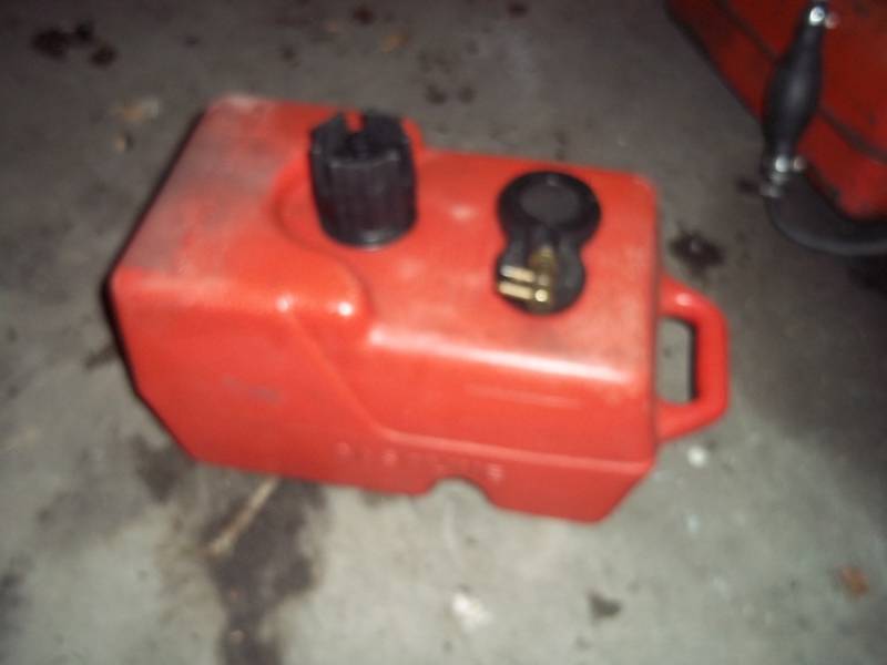 lot 133 image: Boat gas tank 3 gal
