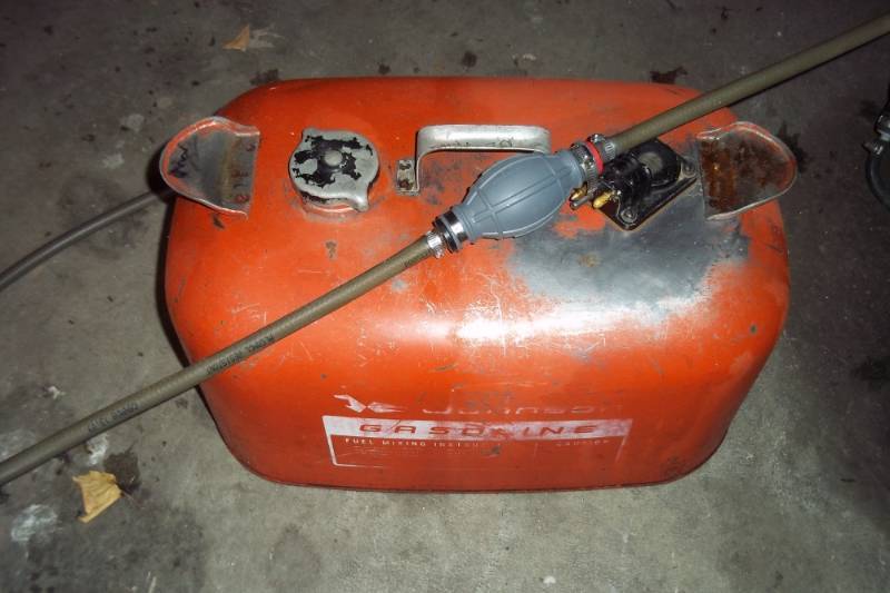 lot 137 image: Boat gas tank with hose