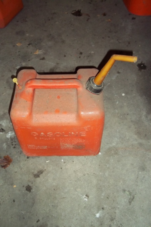 lot 140 image: Gas can 6 gal